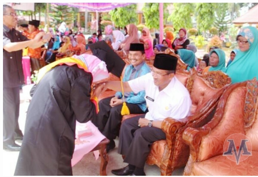 Bupati solok disalami siswa SMP 6Guntal yang bakal melaksanakan wisuda